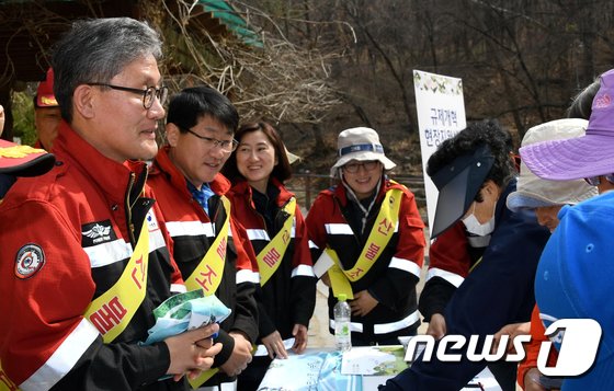 [사진]김재현 산림청장, 수락산 산불예방 캠페인 