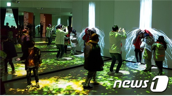 관람객들이 미디리움 체험을 하는 모습.(국립생태원 제공) © News1