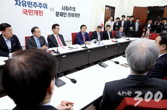  김성태 자유한국당 원내대표가 3일 오전 서울 여의도 국회 원내대표실에서 개헌로드맵 발표 기자간담회를 갖고 있다. <br><br>한국당의 개헌안은 제왕적 대통령제를 종식하기 위해 대통령의 권한은 분산·축소한 반면 의회의 권한은 총리 선출 등으로 대폭 강화한 것이 핵심이다. 2018.4.3/뉴스1  <저작권자 © 뉴스1코리아, 무단전재 및 재배포 금지>