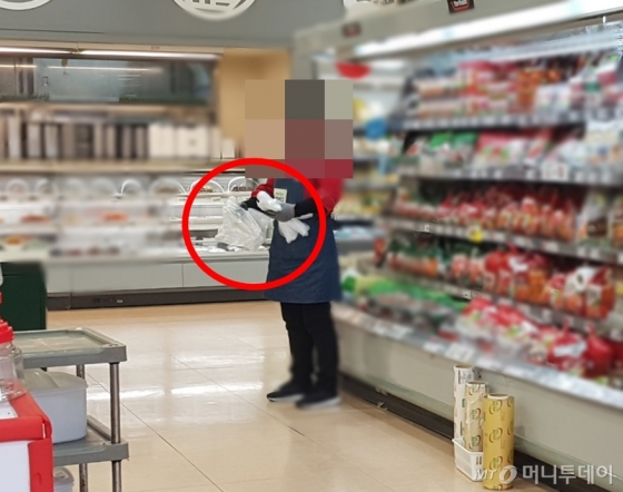 6일 찾은 한 대형 마트에서 한 점원이 소비자에게 제공할 비닐봉투를 매만지고 있다. /사진=이재은 기자