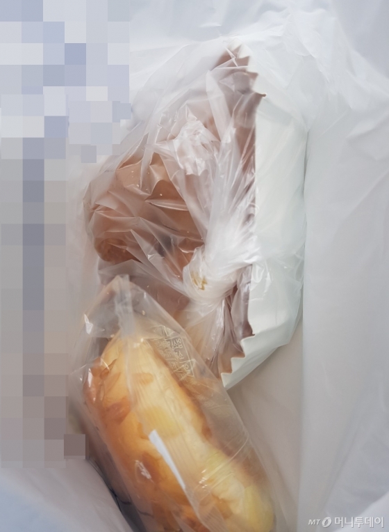 6일 기자가 빵 2개를 구매하자 점원이 비닐봉투에 담아 건넸다. /사진=이재은 기자