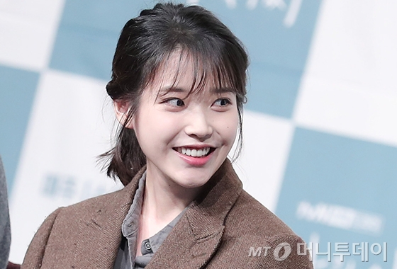 나의 아저씨' 아이유, 빈티지한 패션…미소 '방긋' - 머니투데이