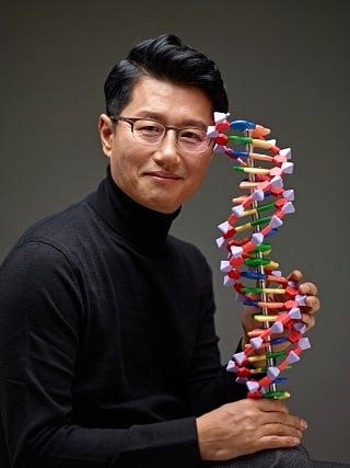 신동직 메디젠휴먼케어 대표가 DNA 이중나선 모형을 들고 포즈를 취하고 있다/사진제공=메디젠휴먼케어