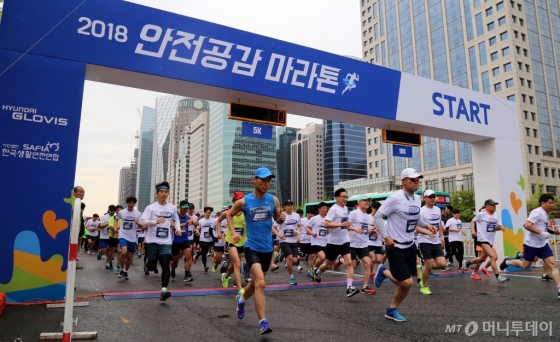 글로벌 종합물류 유통기업 현대글로비스가 22일 한강 시민공원과 윤중로 등 서울 여의도 일대에서 5000여명의 아마추어 마라토너들이 참가한 ‘2018 안전공감 마라톤 대회'를 개최했다./사진제공=현대글로비스<br>
