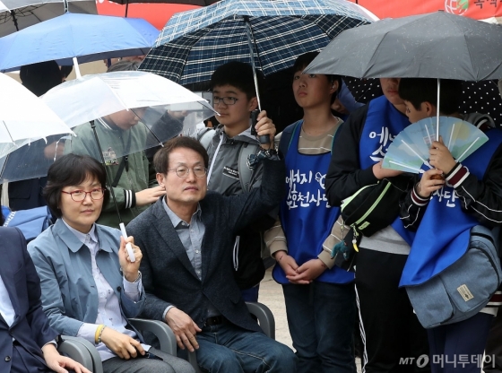 [사진]우산 받쳐주는 조희연 교육감