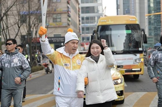 김병호씨와 딸 주영씨. 2018 평창동계올림픽 당시 성화봉송 주자로 나섰다. /사진제공=삼성전자