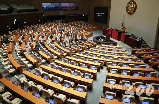 4월 임시국회 첫날인 2일 오후 서울 여의도 국회에서 열릴 예정이던 1차 본회의가 자유한국당과 바른미래당의 불참으로 자리가 비어 있다. 이날 본회의는 결국 무산됐다. /사진=이동훈 기자