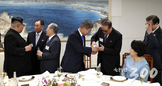 문재인 대통령과 김정은 북한 국무위원장이 27일 오후 판문점 평화의 집에서 열린 남북정상회담 환영만찬에서 참석자들과 인사를 나누고 있다.2018.4.27/뉴스1  