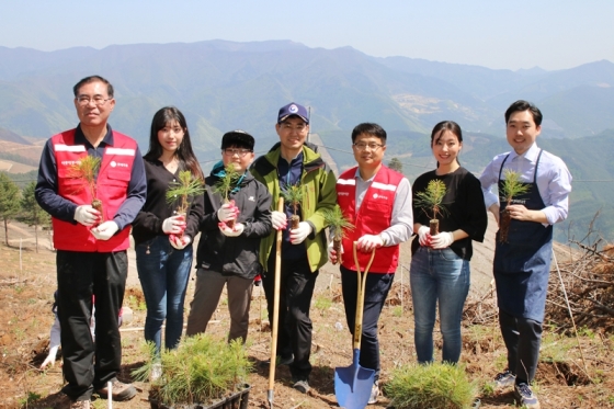 28일 강원 삼척시에서 이병우 롯데주류 강릉공장 공장장(왼쪽에서 첫 번째)과 최준석 동부지방 산림청장(가운데), 하용연 롯데주류 강원지사장(오른쪽에서 세 번째), 김형수 트리플래닛 대표(오른쪽에서 첫 번째) 등이 식수식을 진행 중이다. /사진제공=롯데주류