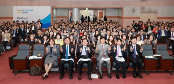 김윤식 신협중앙회장(앞줄 오른쪽에서 세 번째)과 신협 임직원들이 3일 대전 신협중앙회관에서 '신협 협동경제 멘토링' 발대식을 가진 후 기념촬영을 하고 있다. /사진제공=신협중앙회