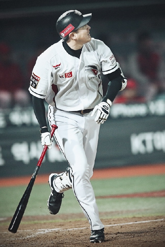 KBO 리그 4월 MVP에 선정된 유한준. /사진=KT 위즈 제공<br>
<br>