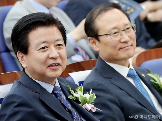 [사진]원내대표 나선 노웅래-홍영표 - 머니투데이
