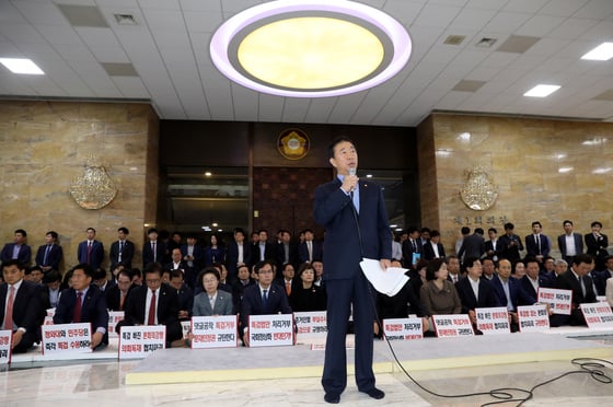  김성태 자유한국당 원내대표가 14일 오전 서울 여의도 국회 로텐더홀에서 열린 비상의원총회에서 모두발언을 하고 있다. 2018.5.14/뉴스1  