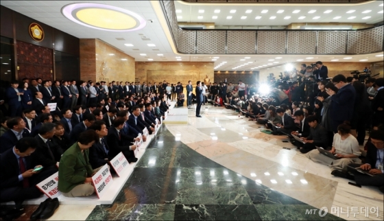 [사진]자유한국당, 본회의장 막고 특검수용 촉구