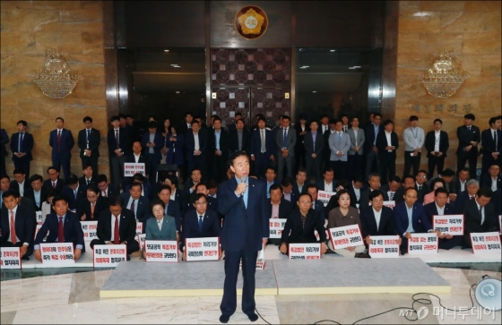 [사진]본회의장 입구 막은 자유한국당