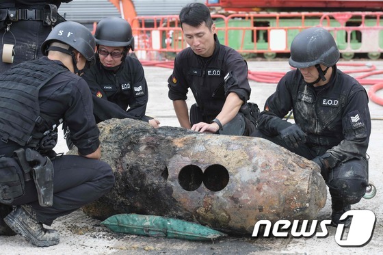 10일(현지시간) 홍콩 도심 완차이 지역 지하철 공사현장에서 2차세계대전 당시 투하된 것으로 추정되는 폭탄이 발견돼 폭발물처리반이 감식 작업을 벌이고 있다. /사진 제공=뉴습