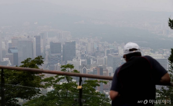 서울 남산에서 바라본 도심에 안개가 낀 모습. /사진=머니투데이DB