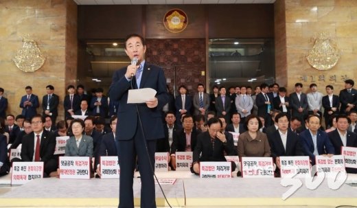 14일 오전 서울 여의도 국회 본회의장 앞 로텐더홀에서 열린 자유한국당 의원총회에서 김성태 원내대표 등 의원들이 일명 '드루킹 사건' 특검법 본회의 처리를 촉구하는 발언을 이어가고 있다. /사진=이동훈 기자