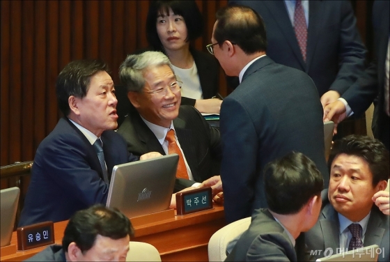 [사진]대화하는 홍영표-김동철-주승용