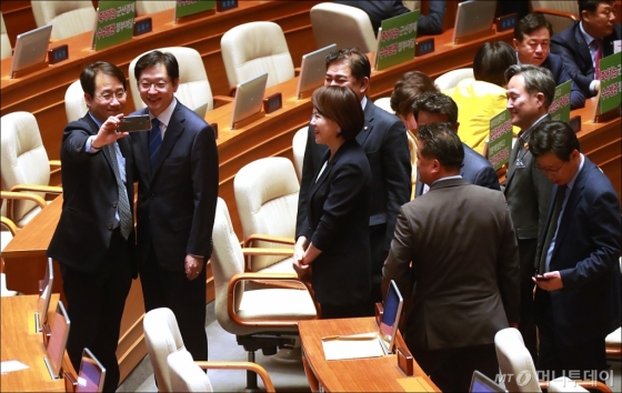 [사진]의원사직 앞둔 김경수 '줄을 서시오'