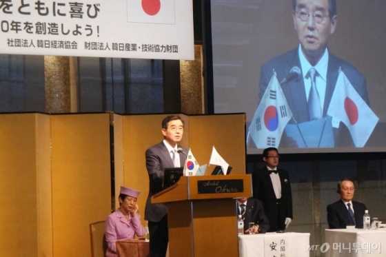 김윤 한일경제협회 회장 (㈜ 삼양홀딩스 회장)이 15일 일본 도쿄 오쿠라호텔에서 열린 제50회 한일경제인회의에서 개회사를 하고 있다./사진제공=삼양홀딩스