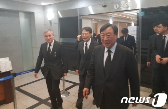 장하성 청와대 정책실장이 20일 오후 8시25분쯤 문재인 대통령을 대신해 서울대병원 장례식장에 마련된 구본무 LG 회장의 빈소를 찾아 조문했다. /사진=뉴스1