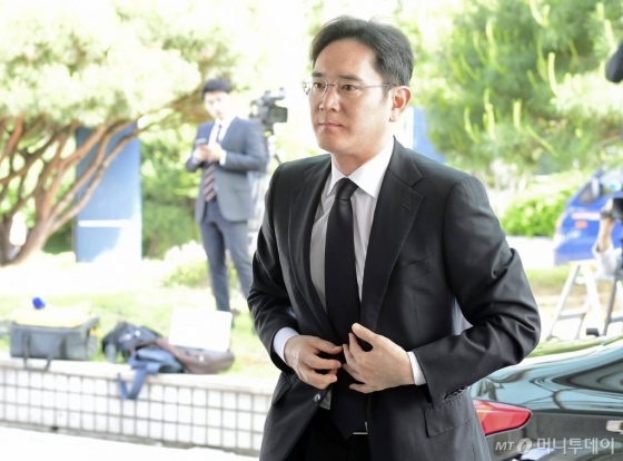 이재용 삼성전자 부회장이 20일 오후 서울대병원 장례식장에 마련된 구본무 LG그룹 회장의 빈소에 들어서고 있다. /사진=이기범 기자