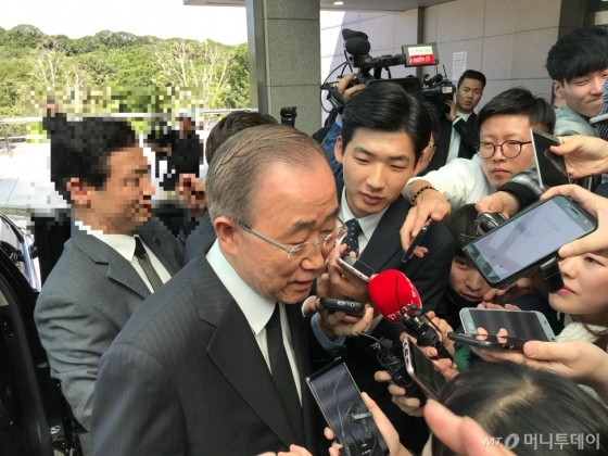 반기문 전 UN 사무총장이 21일 오전 고(故) 구본무 회장의 빈소를 찾아 고인과의 인연을 떠올리고 있다/사진=이정혁 기자