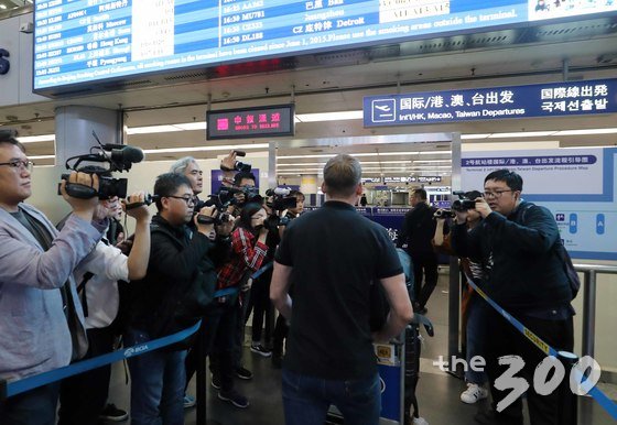 윌 리플리 CNN 기자가 풍계리 핵시설 폐쇄 행사 취재를 위해 22일 북한 원산으로 가는 고려항공을 탑승하기위해 베이징공항을 통해 출국하고 있다.(사진공동취재단) /사진=뉴스1