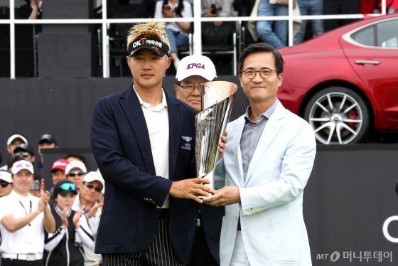 ‘2018 제네시스 챔피언십’ 우승자 이태희 선수(좌)와 제네시스 이광국 부사장(우)의 모습 /사진제공=제네시스 브랜드