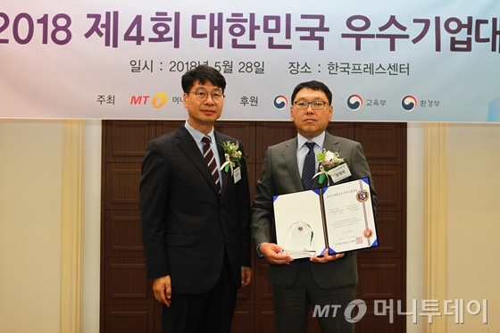 정재학 에이치엔티메디칼 대표(오른쪽)가 '기술혁신대상'을 수상한 뒤 김의주 한국능률협회컨설팅 수석컨설턴트와 기념 촬영 중이다/사진=중기협력팀 오지훈 기자