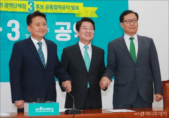 [사진]손 잡은 김영환-안철수-문병호  - 머니투데이