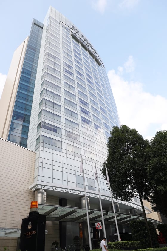 미국 백악관이 5일(현지시간) 6·12 북미정상회담 장소가 싱가포르 센토사 섬 내 카펠라 호텔이라고 공식 발표했다. 이에 김정은 북한 국무위원장 숙소로 유력하게 거론되고 있는 '특별행사구역' 내 세인트 레지스 호텔의 6일 모습. 싱가포르 정부는 지난 4일과 5일 잇달아 샹그릴라 호텔 주변과 센토사 섬 전역 및 본토 연결 다리를 특별행사구역으로 지정한 바 있다. /사진=뉴스1