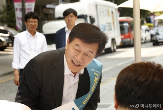 6·13 지방선거에서 서울시교육감 중도진영 후보인 조영달 서울대 교수는 &quot;지난 4월에 '교육감 선거 탈정치 혁명'을 선언했는데 교육감 선거를 시작한 지난 10년 교육은 사라지고 정치만 남았다&quot;며 &quot;교육현장이 보수&#8231;진보의 진영싸움판이 됐다&quot;고 비판했다. &lt;br&gt;&lt;br&gt;조 후보는 7일 서울시교육청에서 열린 기자단과의 정책발표회의 두 번째 순서로 참가해 이같이 말했다. /사진=조영달 후보측 제공