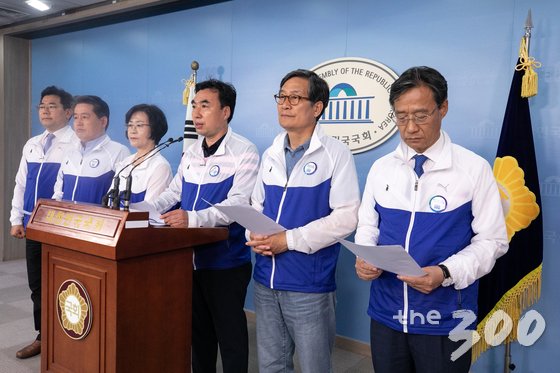  윤관석 더불어민주당 의원을 비롯한 인천·부천지역 의원들이 9일 오후 서울 여의도 국회 정론관에서 자유한국당 유정복 인천시장 후보와 정태옥 대변인 규탄 기자회견을 갖고 있다. /사진=뉴스1