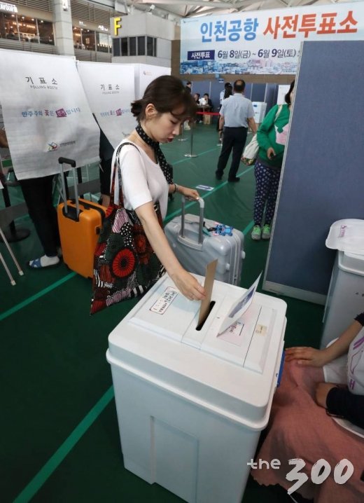 제7회 전국동시지방선거 및 재보궐선거 사전투표 첫날인 지난 8일 중구 운서동 인천국제공항 제1여객터미널 출국장에 설치된 사전투표소에서 유권자들이 투표를 하고 있다. /사진=이기범 기자
