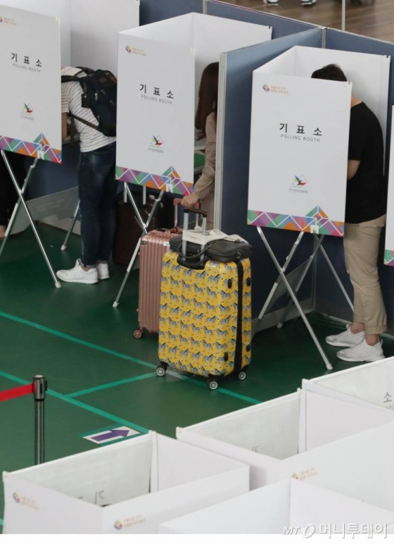 제7회 전국동시지방선거 및 재보궐선거 사전투표 첫날인 8일 중구 운서동 인천국제공항 제1여객터미널 출국장에 설치된 사전투표소에서 유권자들이 투표를 하고 있다. 사전투표는 8일부터 이틀간 오전 6시부터 오후 6시까지 신분증만 있으면 별도 신고 없이 전국의 사전투표소에서 투표가 가능하다./사진=이기범기자