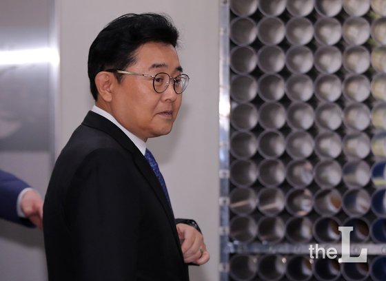 전병헌 전 청와대 정무수석이 11일 오전 서울 서초구 서울중앙지방법원에서 열리는 특정범죄 가중처벌법상 뇌물 등 첫 공판에 출석하고 있다.  / 사진제공=뉴스1