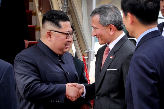 북미 정상회담을 이틀 앞둔 10일 김정은 북한 국무위원장이 싱가포르 창이공항에 도착해 영접나온 비비안 발라크리쉬난 싱가포르 외교장관과 악수를 나누고 있다. (싱가포르 국제미디어센터 제공)/사진=뉴스1