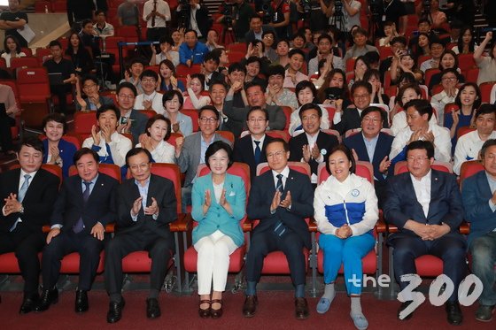  추미애 더불어민주당 대표를 비롯한 지도부가 13일 서울 여의도 국회 의원회관 대회의실에 마련된 제7회 6·13 전국동시지방선거 개표상황실에서 방송사 출구조사 결과를 지켜보며 환호하고 있다. 2018.6.13/뉴스1  <저작권자 &copy; 뉴스1코리아, 무단전재 및 재배포 금지>