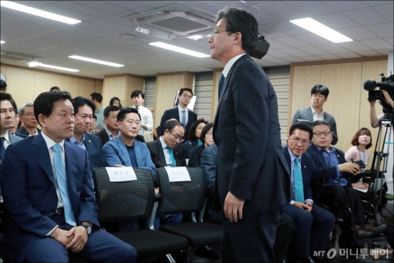 [사진]개표상황실 나서는 유승민 - 머니투데이