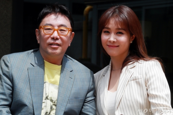 오는 7월 14, 15일 서울 롯데콘서트홀에서 데뷔 20주년 음악회를 갖는 가수 겸 뮤지컬 배우 옥주현. 그는 '창조적 연출가'로 꼽히는 정구호 감독과 이번 무대를 위해 손 잡았다. /사진=임성균 기자<br>