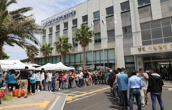  18일 제주출입국·외국인청 앞 난민 신청을 한 예멘인들이 모여있다. /사진=뉴스1