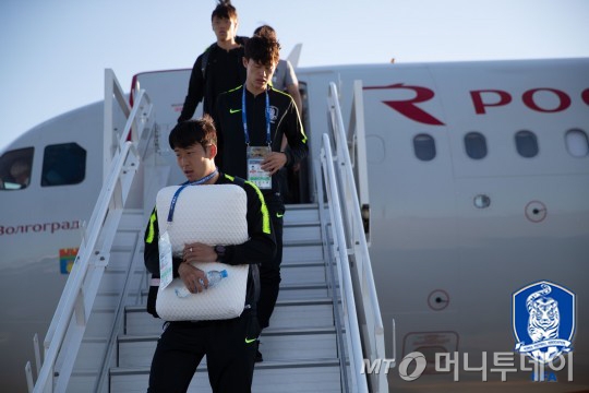  한국 축구 대표팀 선수들이 2018 러시아월드컵 조별리그 F조 2차전 대한민국과 멕시코의 경기를 앞두고 21일(현지시간)  러시아 로스토프 공항에 도착하고 있다. (대한축구협회 제공)2018.6.22/뉴스1  &lt;저작권자 &#169; 뉴스1코리아, 무단전재 및 재배포 금지&gt;