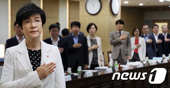 [사진]국민의례하는 김영주 고용부 장관과 직원들