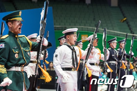[사진]참전용사들 앞에서 공연 펼치는 국군의장대