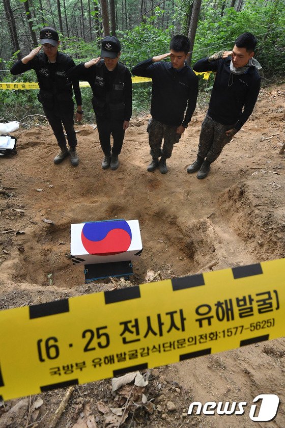 [사진]유해 이송 전 경례하는 국방부 유해발굴감식단