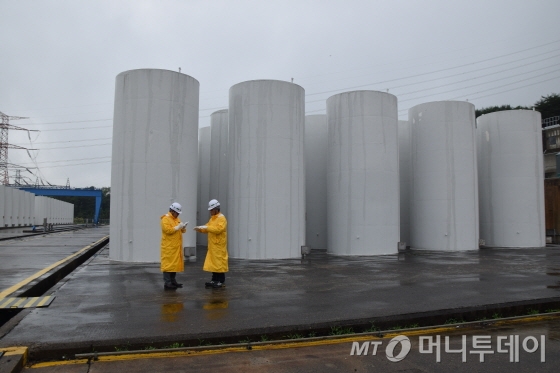 지난달 28일 찾은 경북 경주시 양남면 나이리 월성원자력본부에 위치한 사용후핵연료 건식저장시설(임시저장소)인 캐니스터의 모습. 300개의 캐니스터에 총 16만2000다발의 사용후핵연료가 봉인돼 있다./사진=유영호 기자