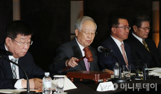  손경식 한국경영자총협회(경총) 회장이 3일 서울 중구 웨스틴조선호텔에서 열린 경총 임시총회에서 의사봉을 두드리고 있다.   한국경영자총협회는 내우외환에 시달리며 1970년 창립 이후 최대 위기를 맞고 있다. 삼성전자서비스 노조 설립 방해 혐의로 수사를 받고 있는 데다 송영중 상근부회장의 해임을 둘러싸고 조직 내 갈등이 증폭되고 있는 상황에서 김영배 전 상근부회장이 거액의 비자금을 조성해 임직원 격려비로 유용했다는 의혹까지 불거졌다./사진=뉴스1