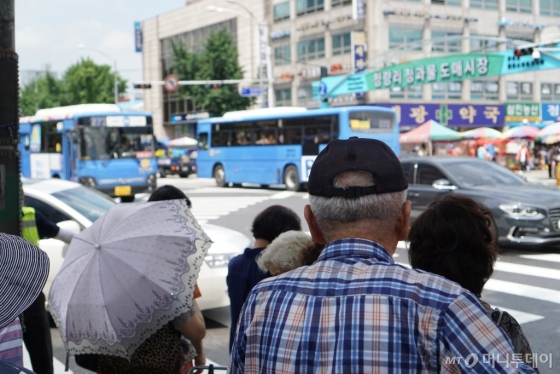 지난 4일 서울 청량리 성바오로병원 교차로에서 신호를 기다리고 있는 시민들 /사진=남궁민 기자